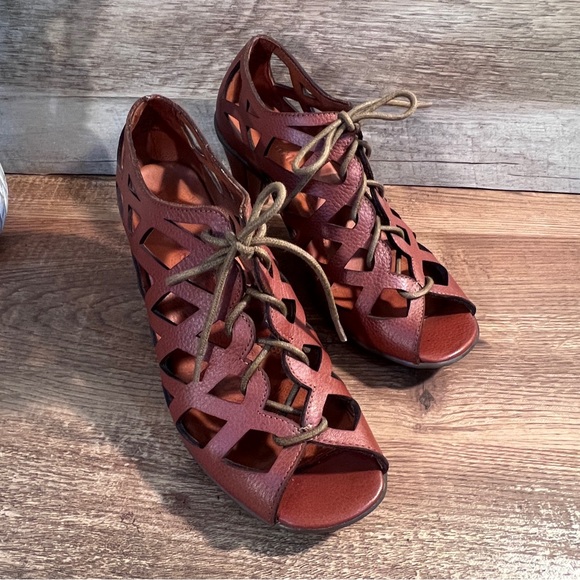 Gentle Souls by Kenneth Cole Cutout Lace-Up Heels Size 6 - Picture 3 of 11